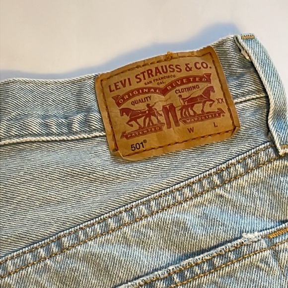 Levi 501 Shorts‎ distressed faded jean denim shorts. Size 28 high rise - Picture 7 of 10